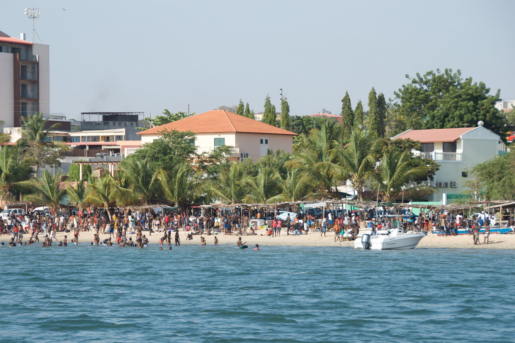 Sur la plage de Corimba