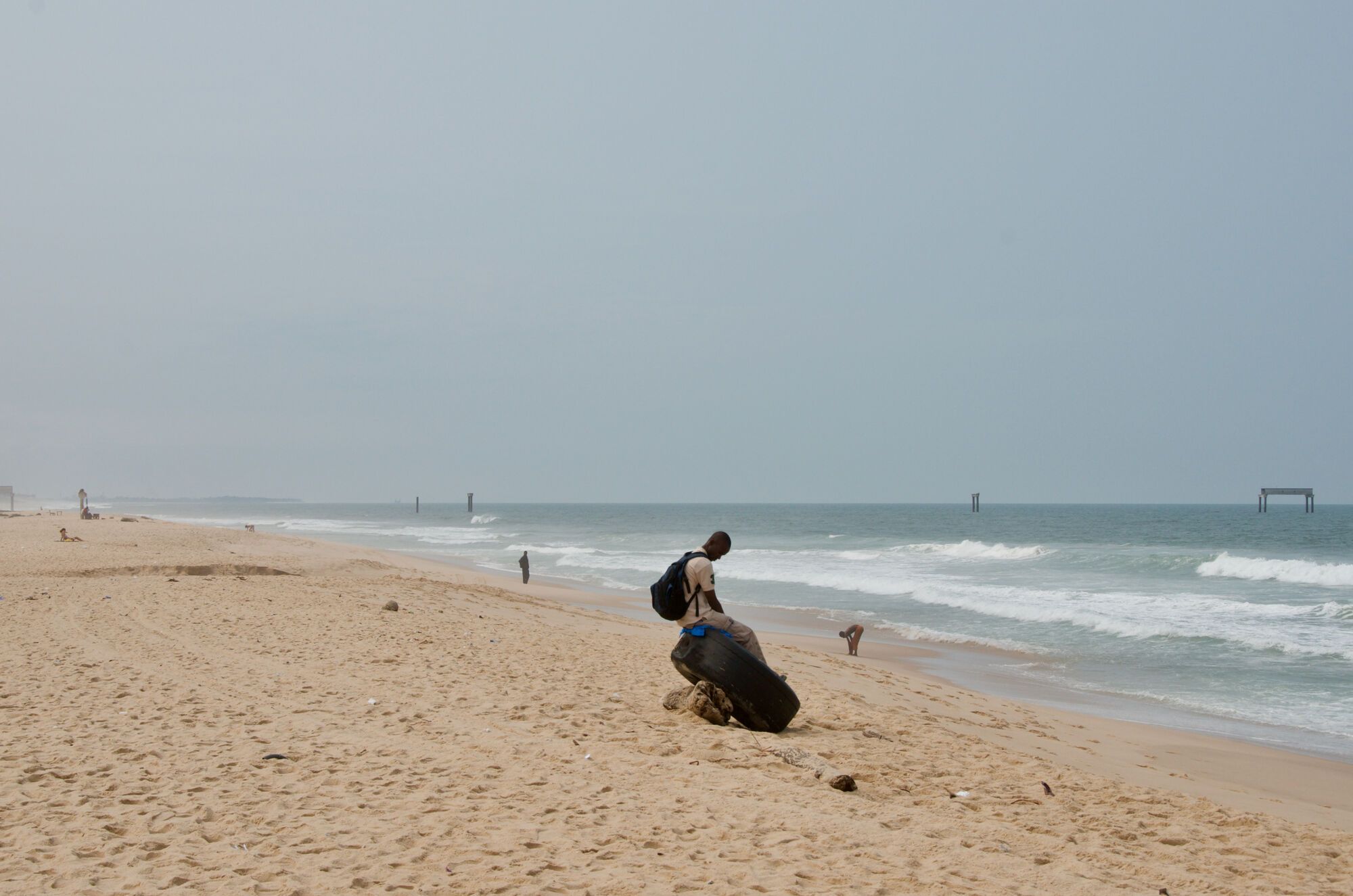 Au loin, sur la plage