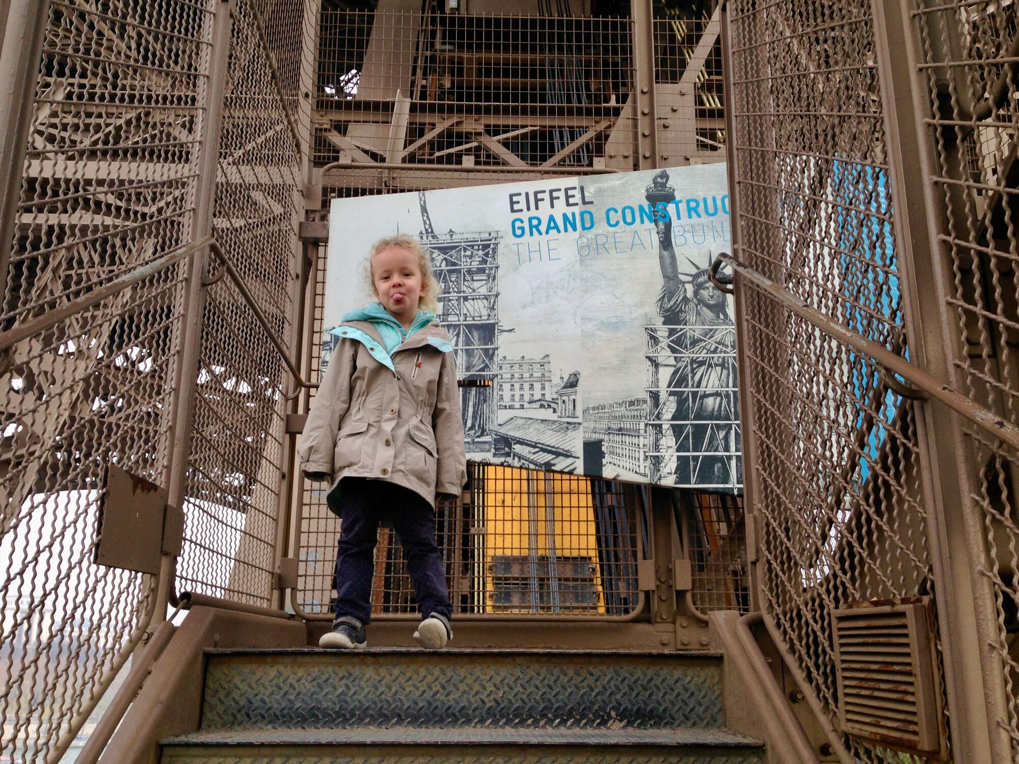 On monte la Tour Eiffel