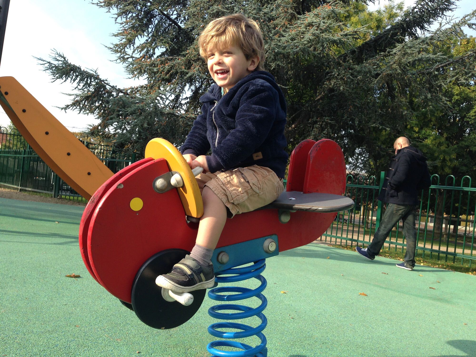 Au parc de jeux plus loin