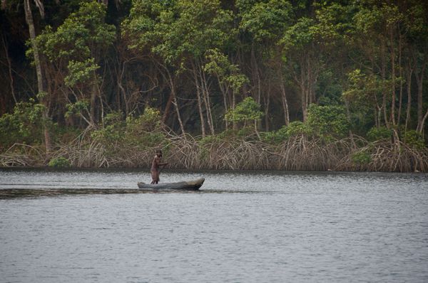 Sur la lagune Yombo